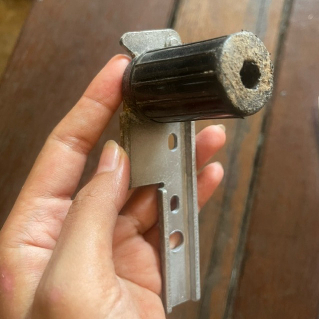 ENGSEL KULKAS BAWAH POLYTRON 1 PINTU | KAKI KULKAS  POLYTRON | Engsel kulkas bawah