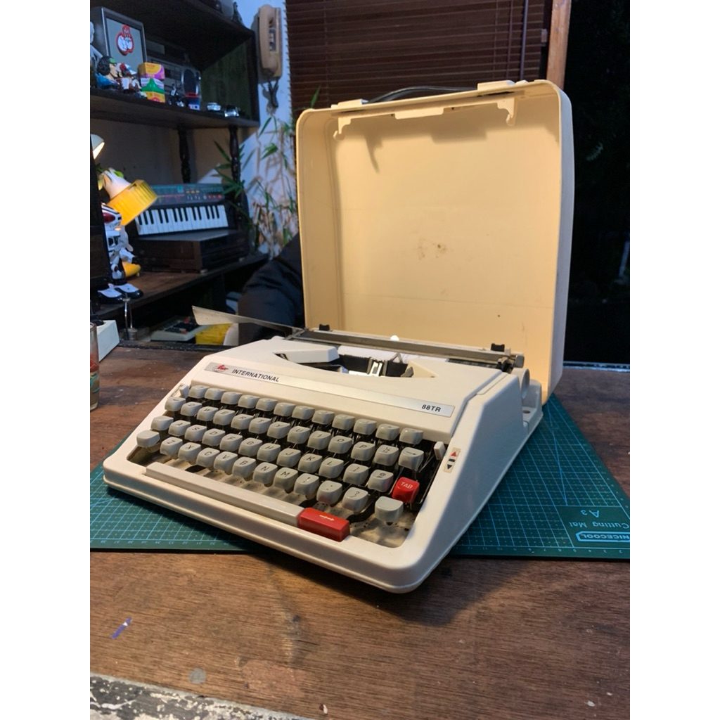 mesin tik / mesin ketik vintage normal. mulus