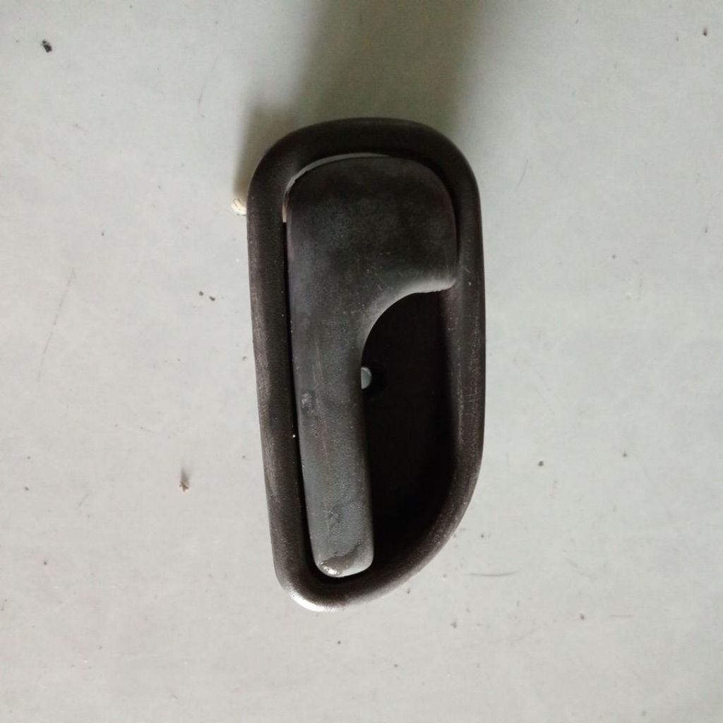 hendel dalam pintu belakang kiri timor