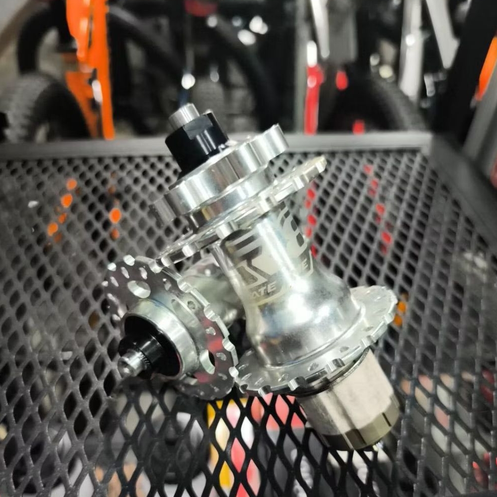 HUB FREEHUB XLR8 32HOLE SILVER 6 BOLT