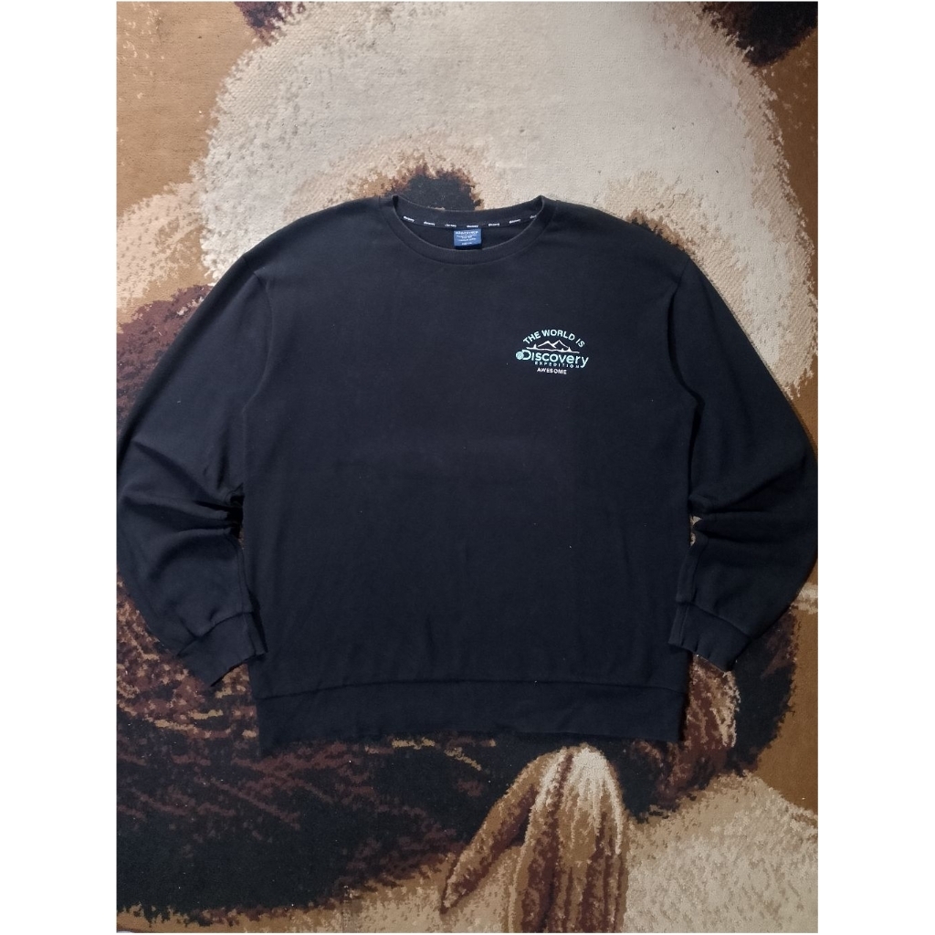 Crewneck Discovery Hitam The World Is Awesome