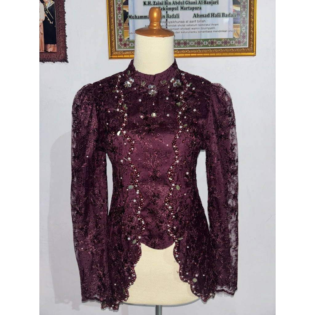 Preloved Kyla Kebaya ORI by Akita.id Warna Burgundy dan Rok Songket Warna Putih Silver Kebaya Wisuda