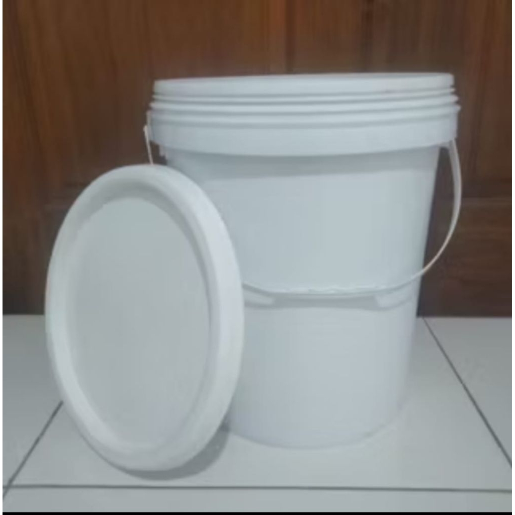 ember bekas  putih+tutup sudah bersih UK 25/20 kg