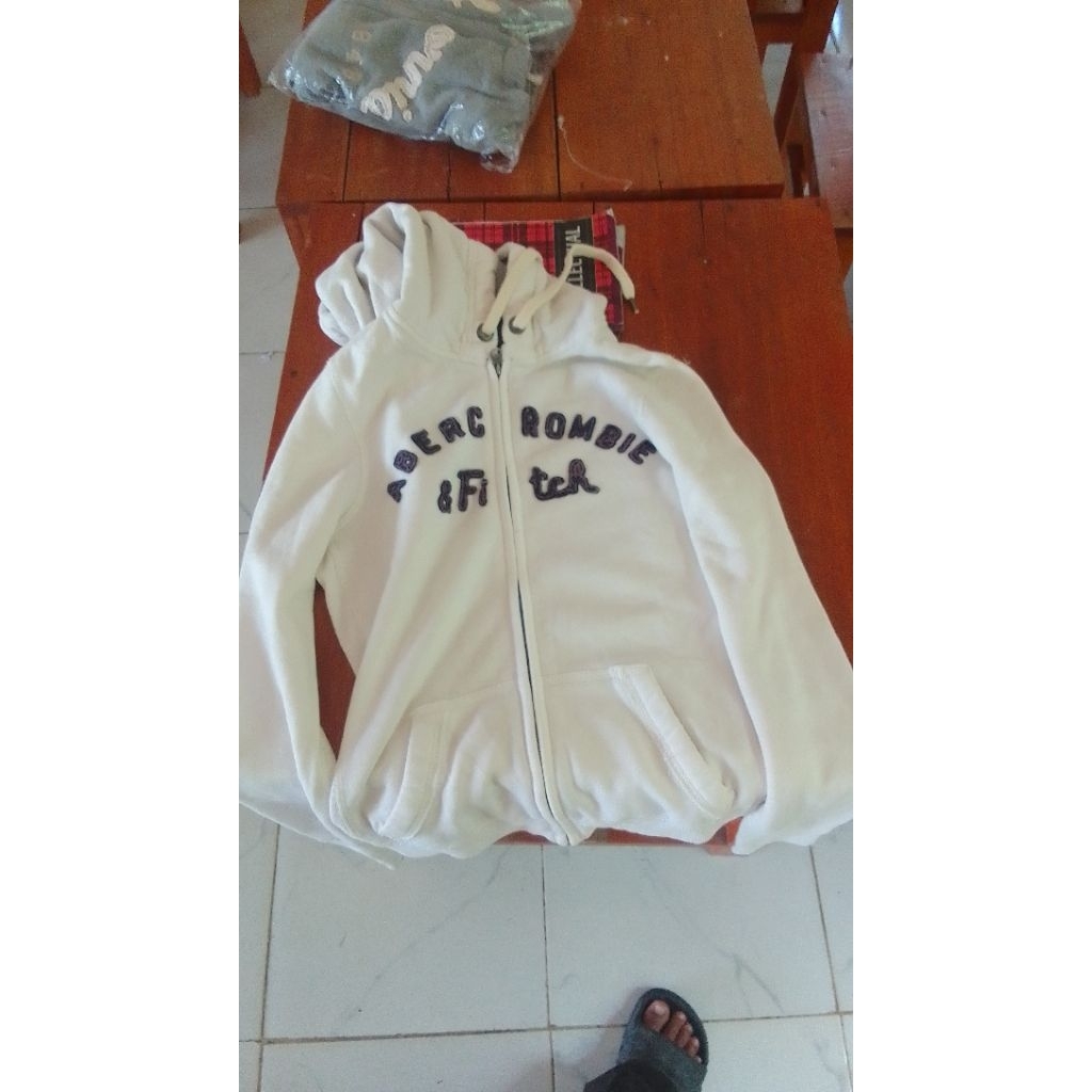 Abercrombie putih