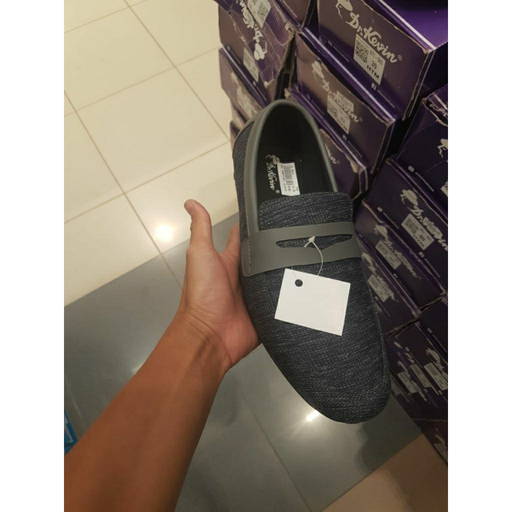 SEPATU KASUAL PRIA DR KEVIN TERBARU