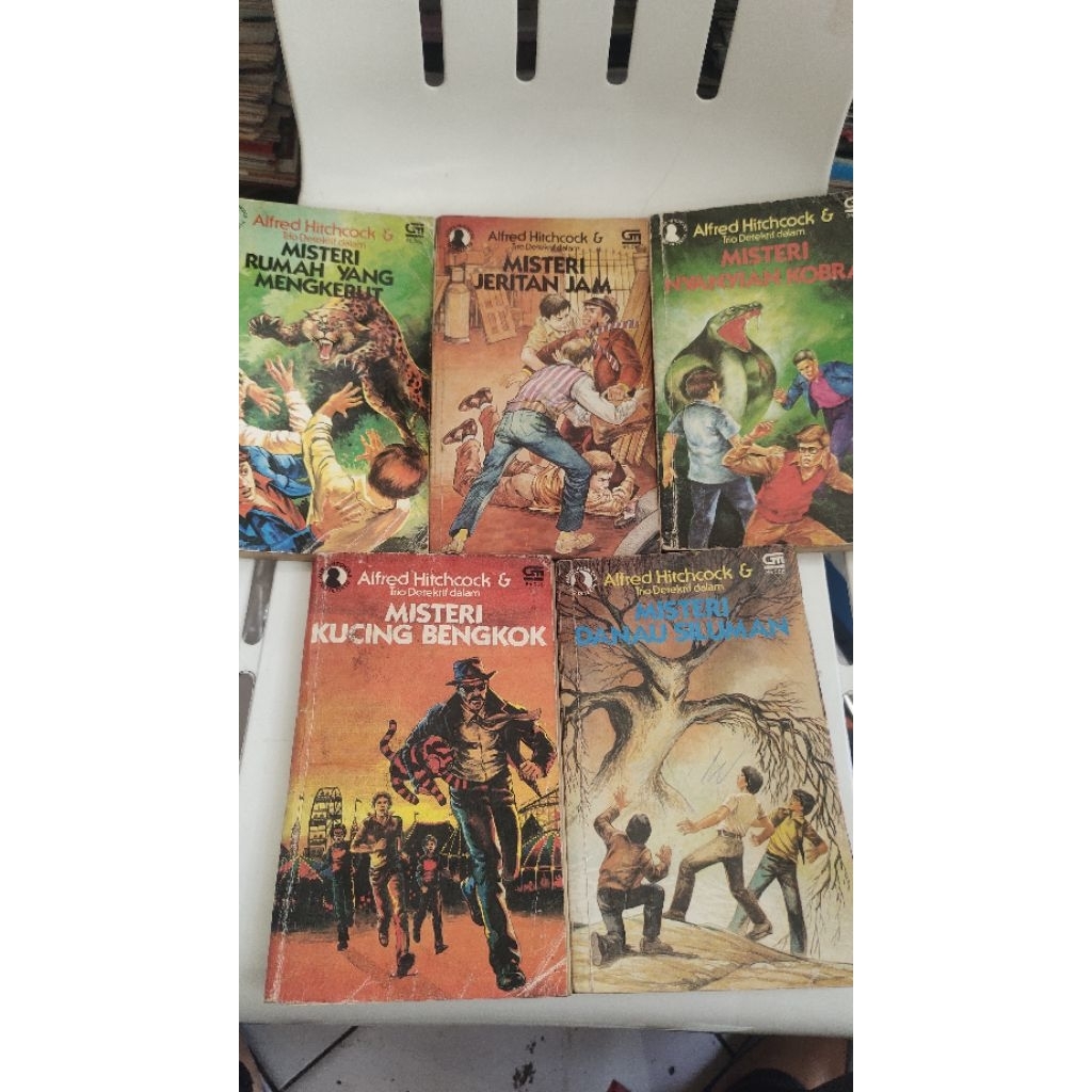 buku (preloved) alfred hitchcock & trio detektif