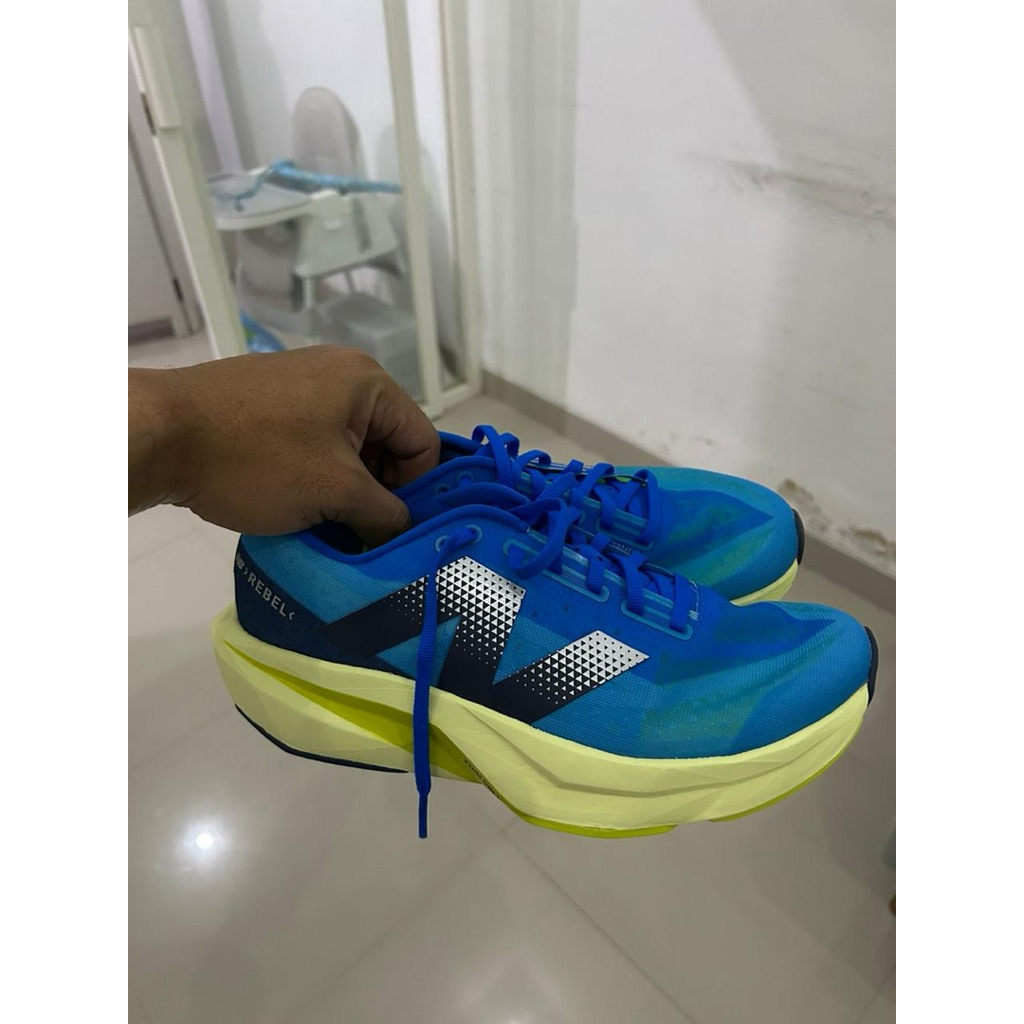 sepatu lari ori new balance rebel v4