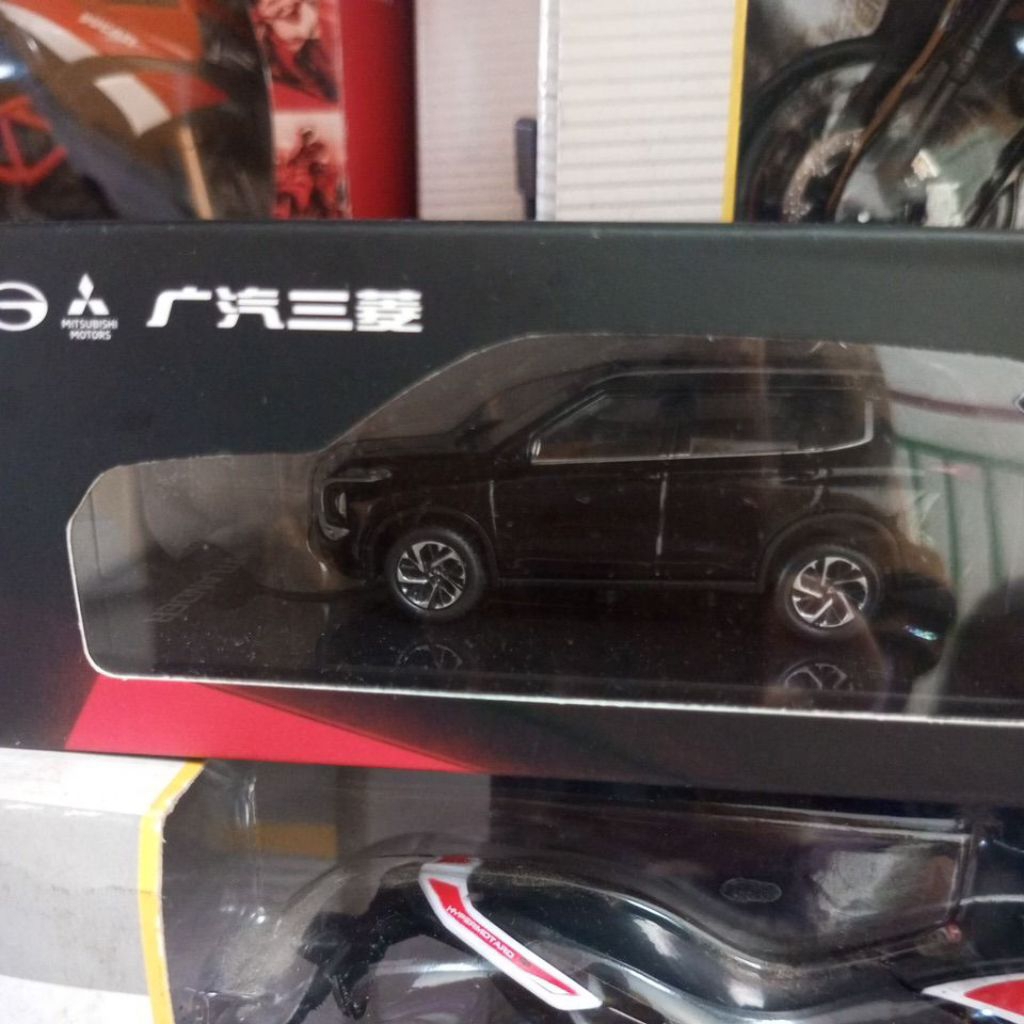 Diecast Miniatur Mobil Mitsubishi Outlander 1:64 hitam