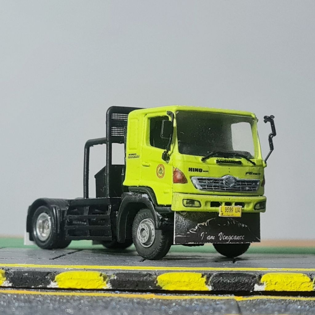 [PRE-ORDER] Miniatur Truck Hino Lohan FG 235 Ti - Head Tractors - Skala 1:87 (HO Scale)