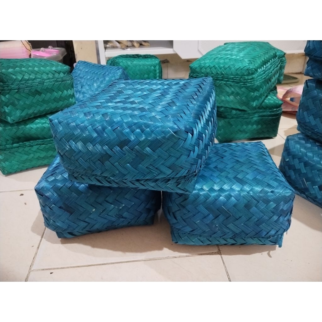 besek bambu warna biru uk 20x20 /sepasang