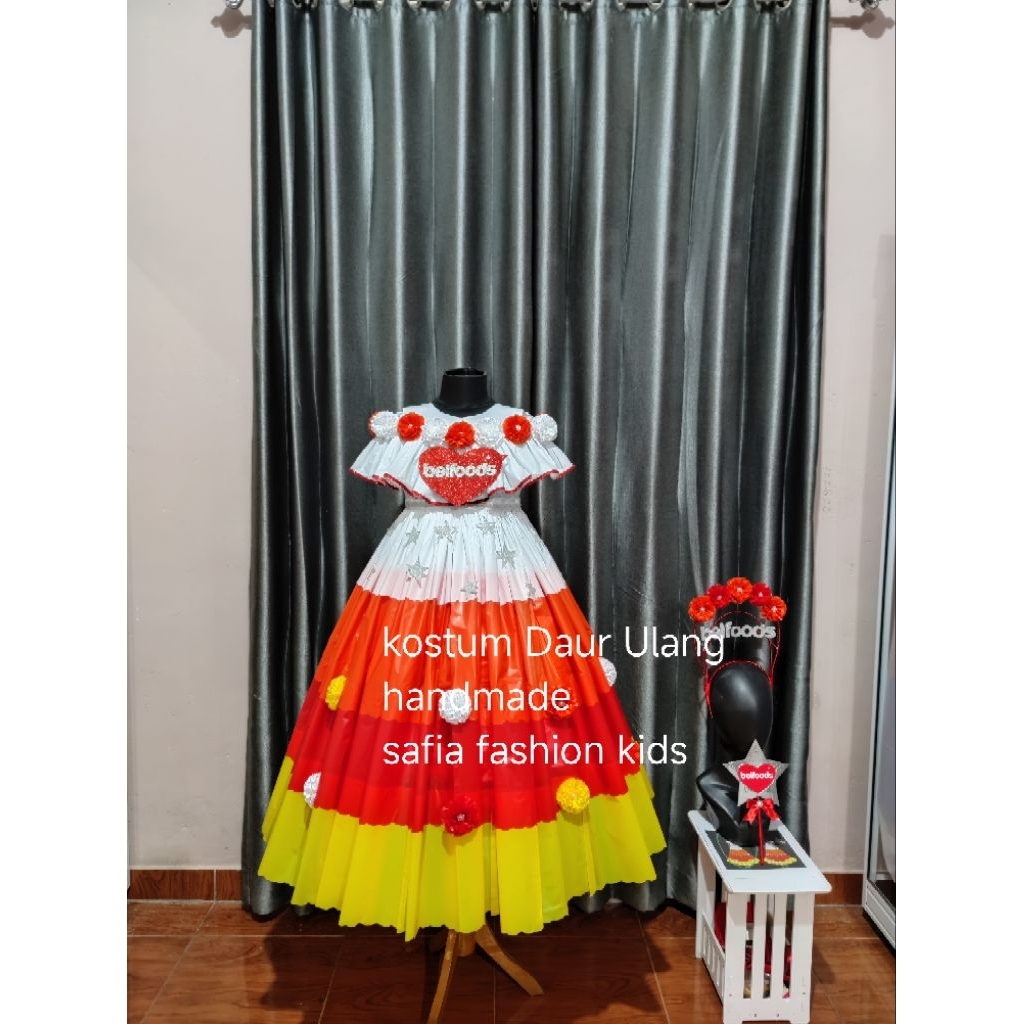 Kostum fashion show Belfoods Daur Ulang