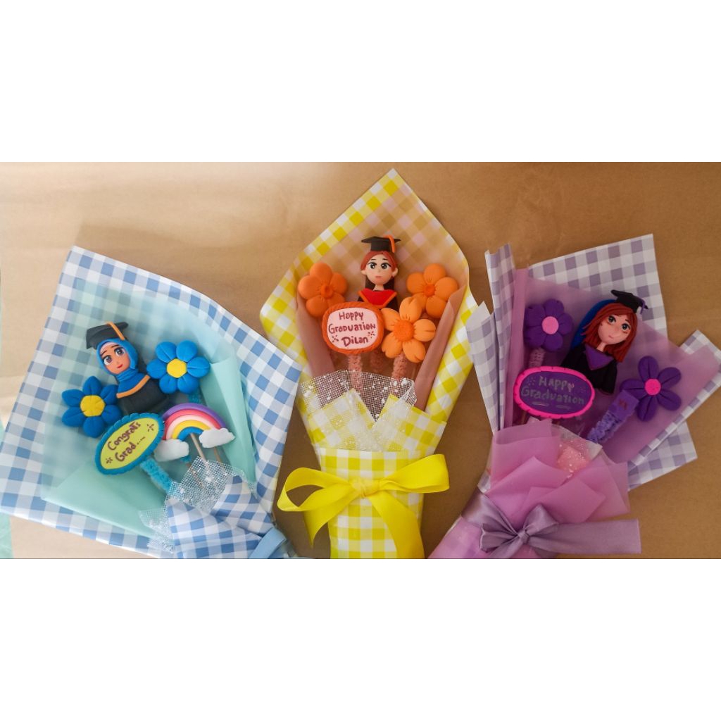 CUSTOM BUKET CLAY BUNGA KARAKTER WISUDA, ULANGTAHUN, HADIAH SPESIAL PASANGAN