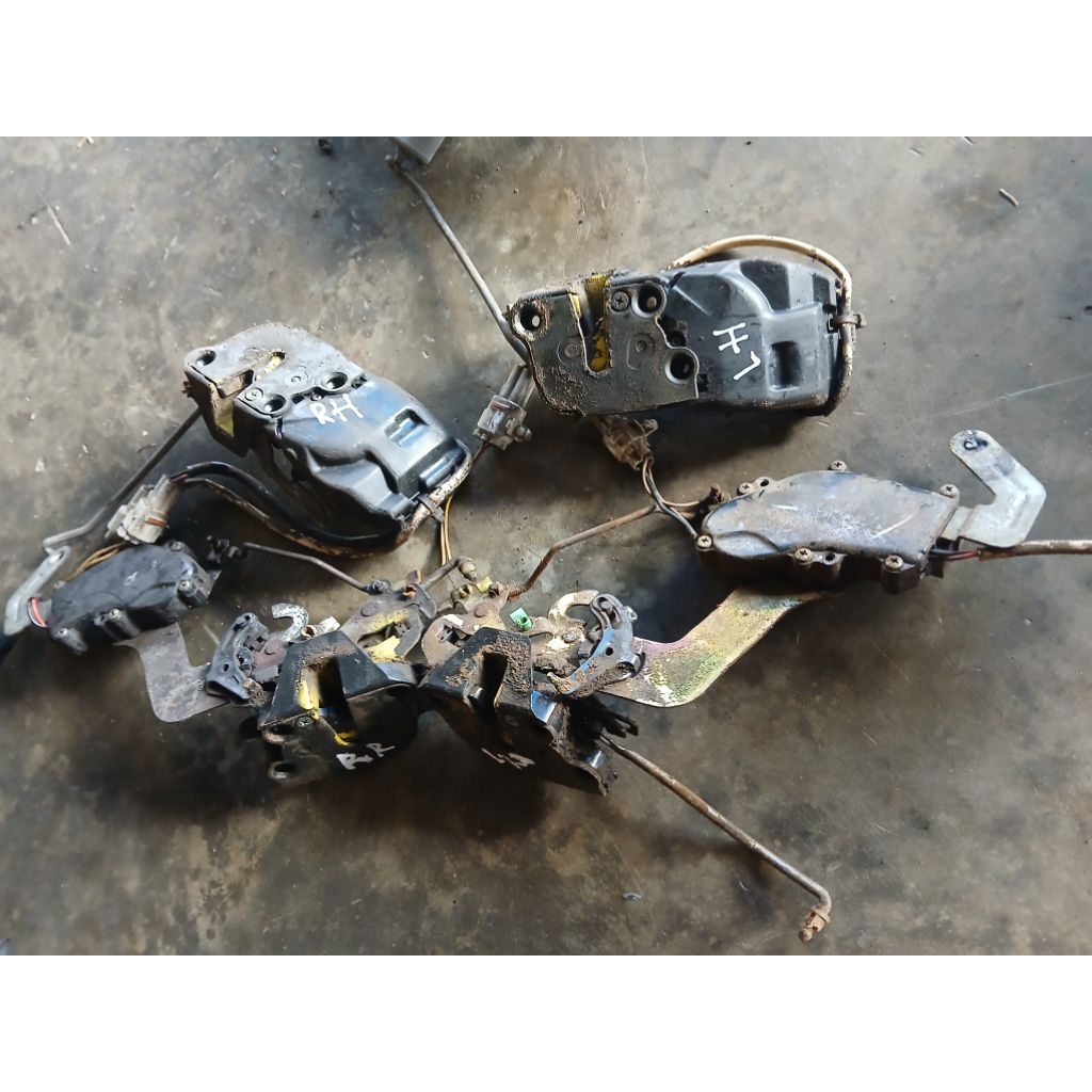 doorlock Suzuki Baleno lama