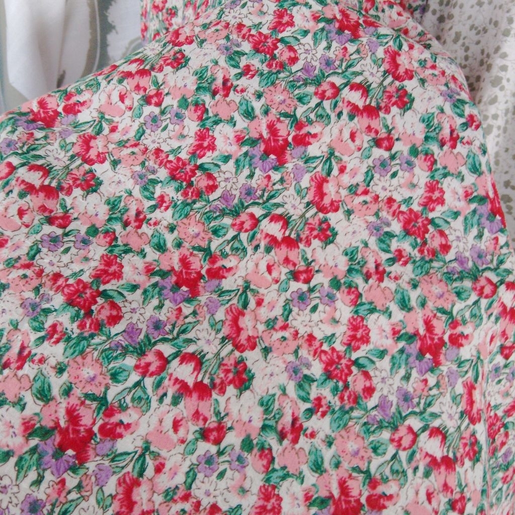 Kain Katun Crinkle Motif Bunga Kecil Floral Merah Pink Putih | Bahan Dress Gamis Blouse Crinkle Adem