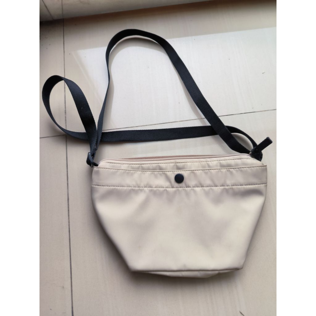 tas selempang uniqlo