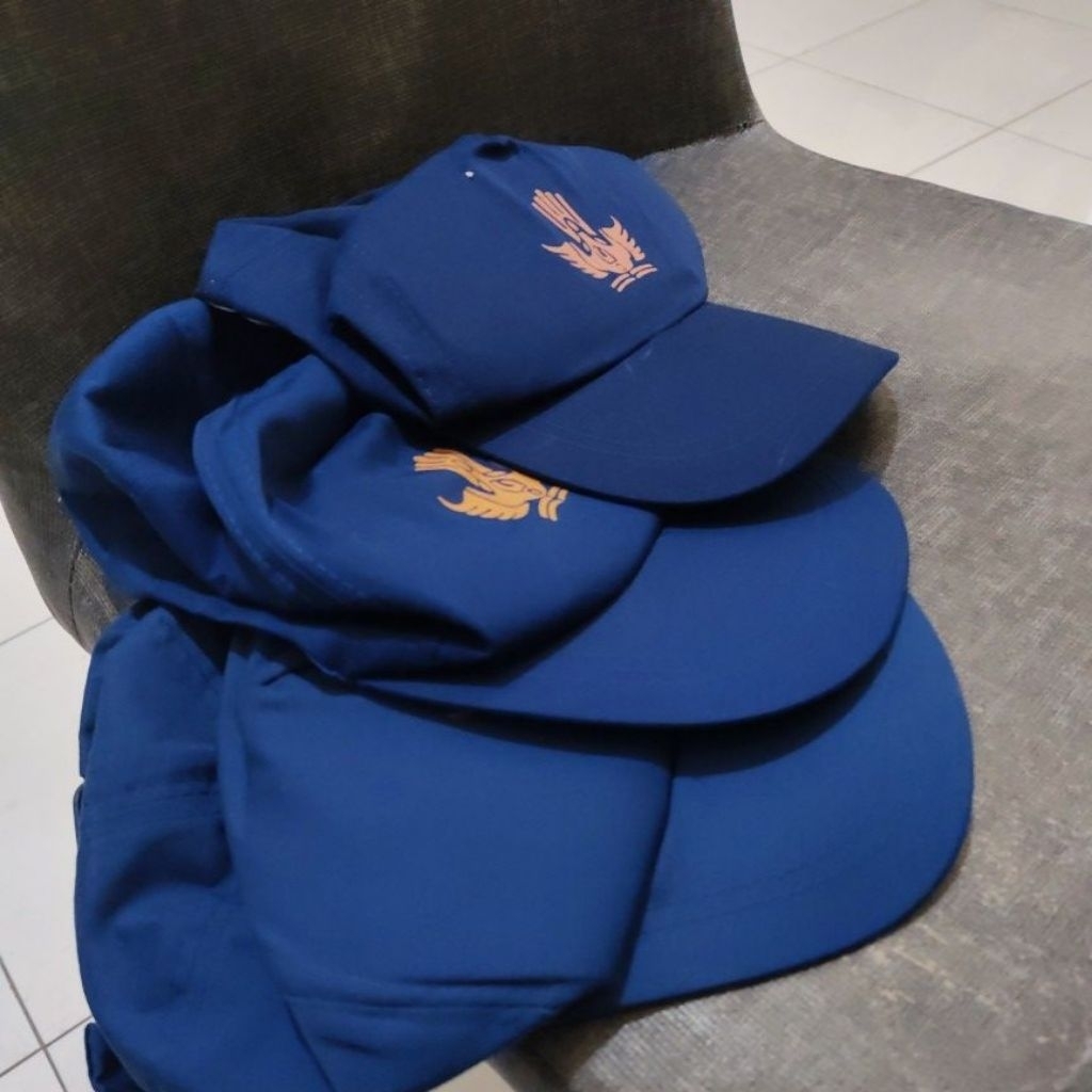 Topi dan dasi Sekolah Penabur