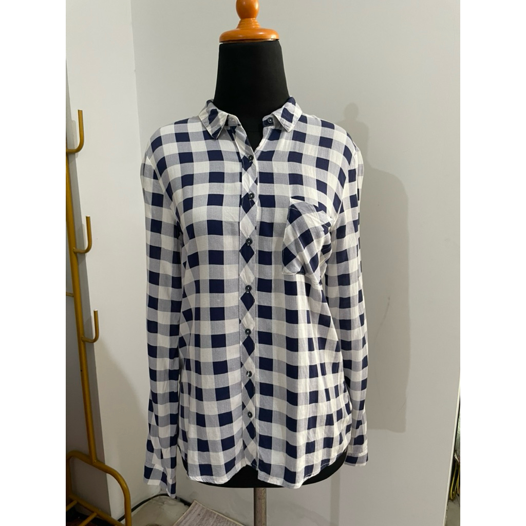 PL Pull&bear Kemeja Kotak-Kotak Wanita Lengan Panjang – Atasan Casual Motif Plaid Navy Putih