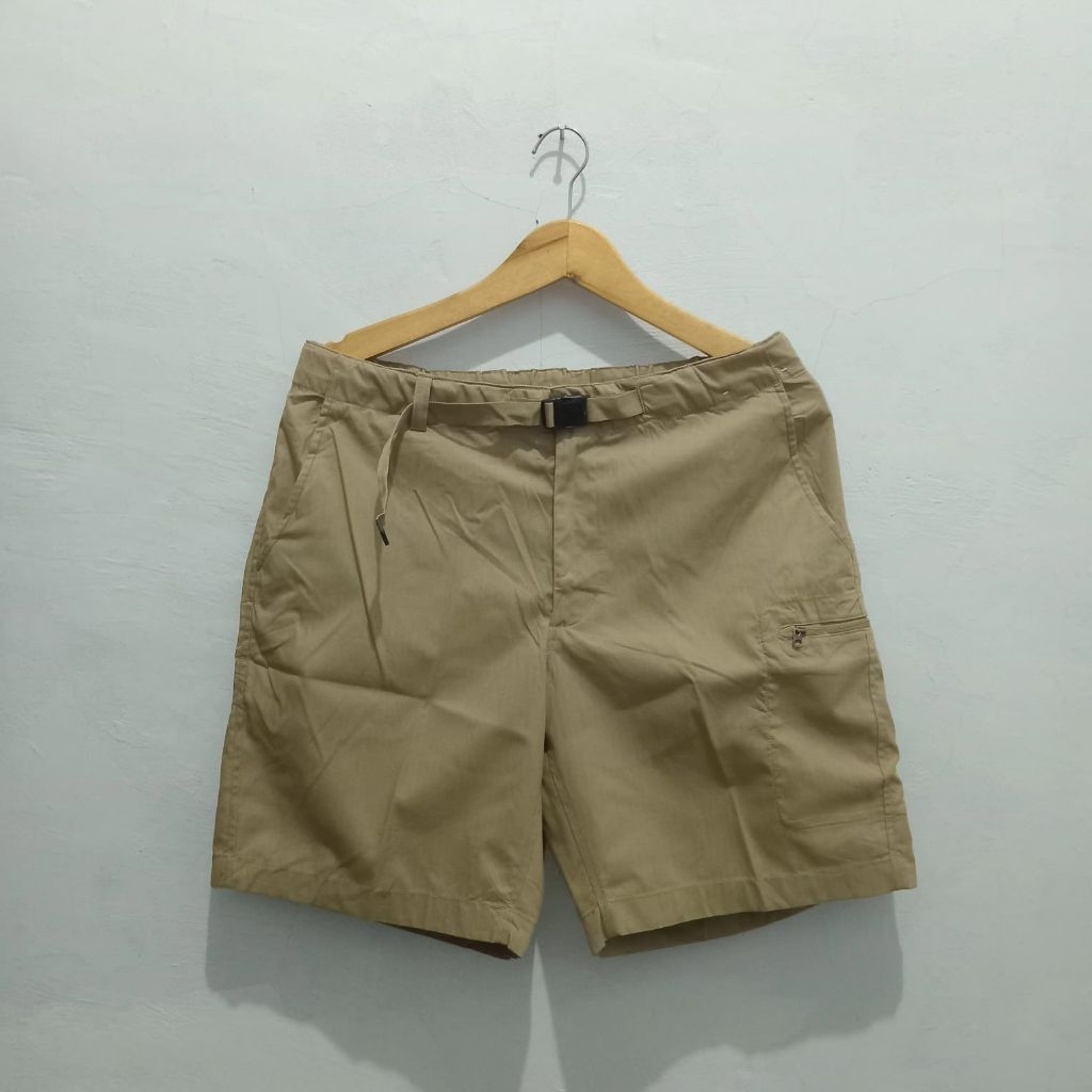 Celana pendek chino  utility uniqlo