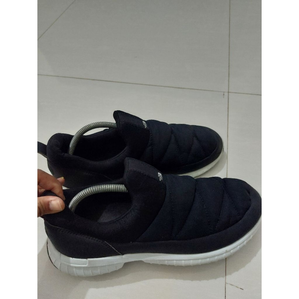 Slip On Hitam tnf