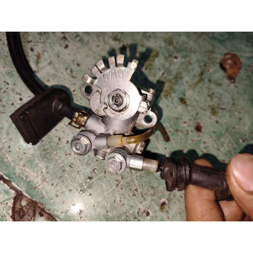 pompa oli mesin Gear oli pom ninja 2tak barang masih bagus ORI bawaan copotan cabutan lepasan motor 