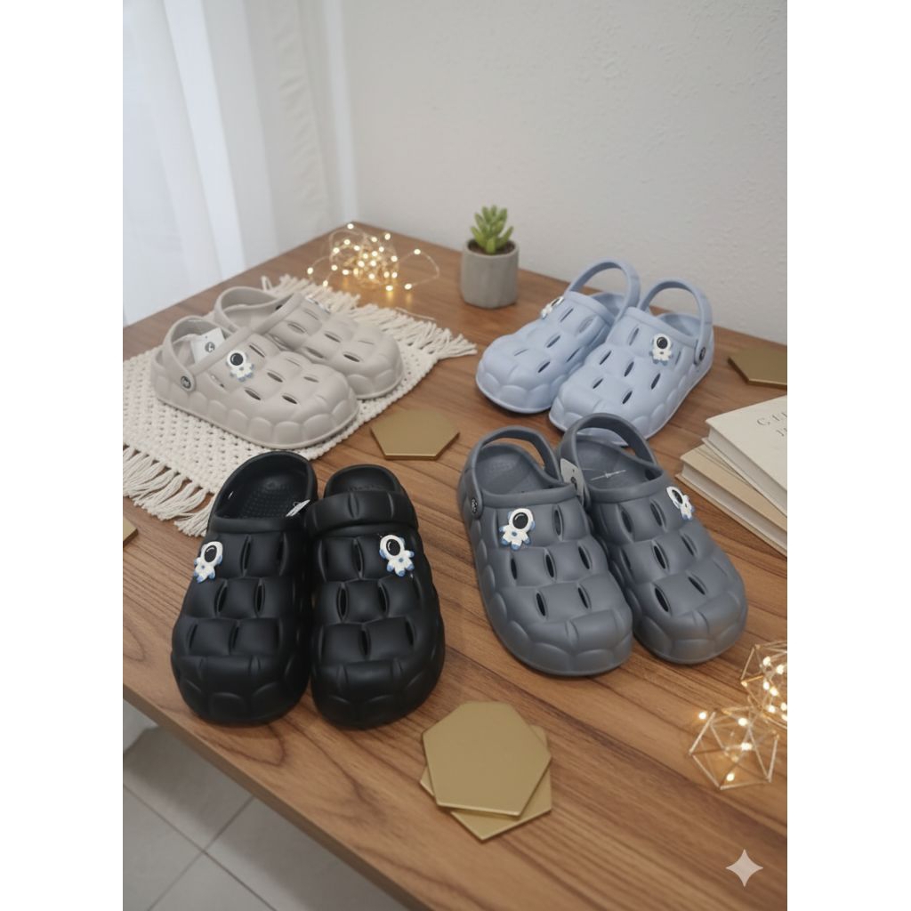 Sandal Clog Bantal Pria Wanita Anti-Slip Empuk Motif Astronaut - Sandal Slop Kodok Unisex Kekinianan