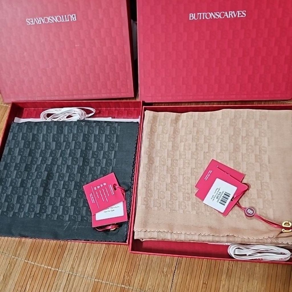 buttonscarves monogram leena