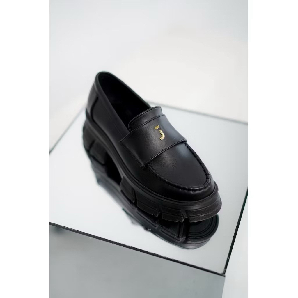 LOAFERS BY JODAN SIZE 39 BLACK preloved second
