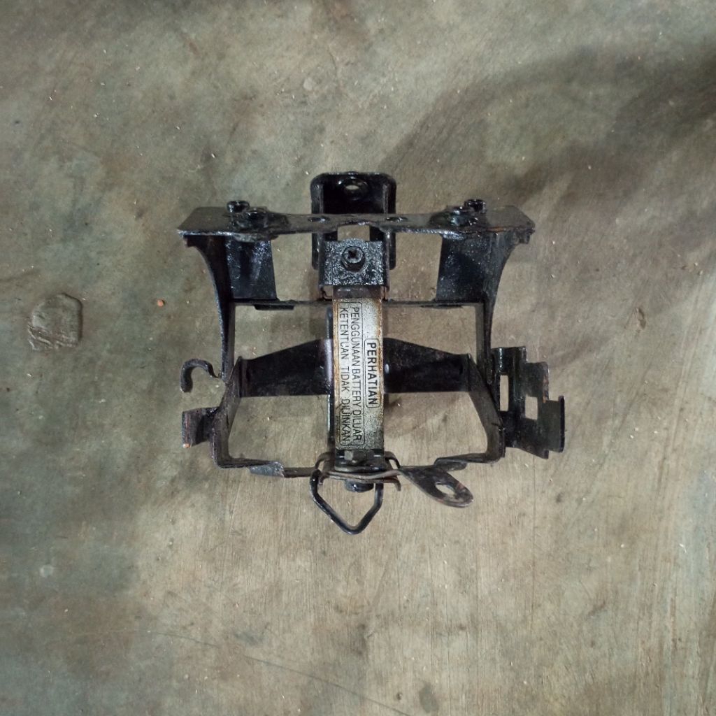 DUDUKAN AKI ACCU TEMPAT WADAH AKI HONDA VARIO 110 KARBU ORIGINAL