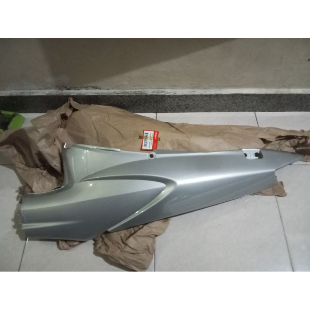 cover body belakang kiri karisma 125D KARISMA 125 D SILVER  original baru