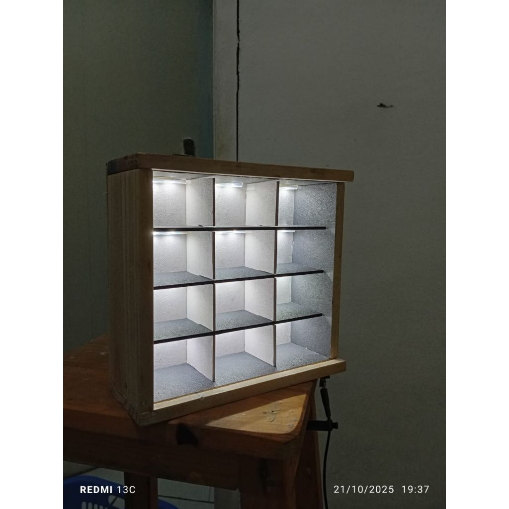 Rak LED display Hotwheels tooned kapasitas 12