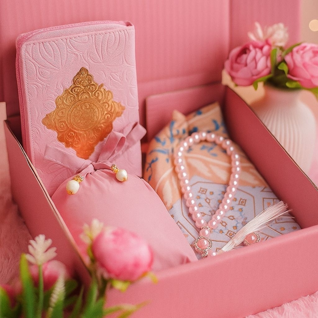 Hampers Islami Pink Elegan – Al Quran, Mukena Travel, Sajadah & Tasbih Cantik Hadiah Lebaran