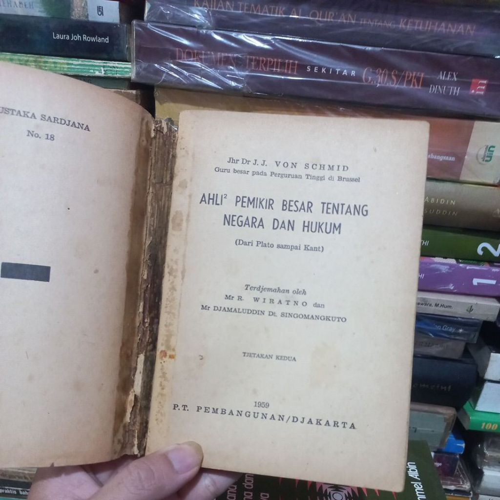 AHLI AHLI PEMIKIR BESAR TENTANG NEGARA DAN HUKUM - DARI PLATO SAMPAI KANT - J J VON SCHMID - JKT