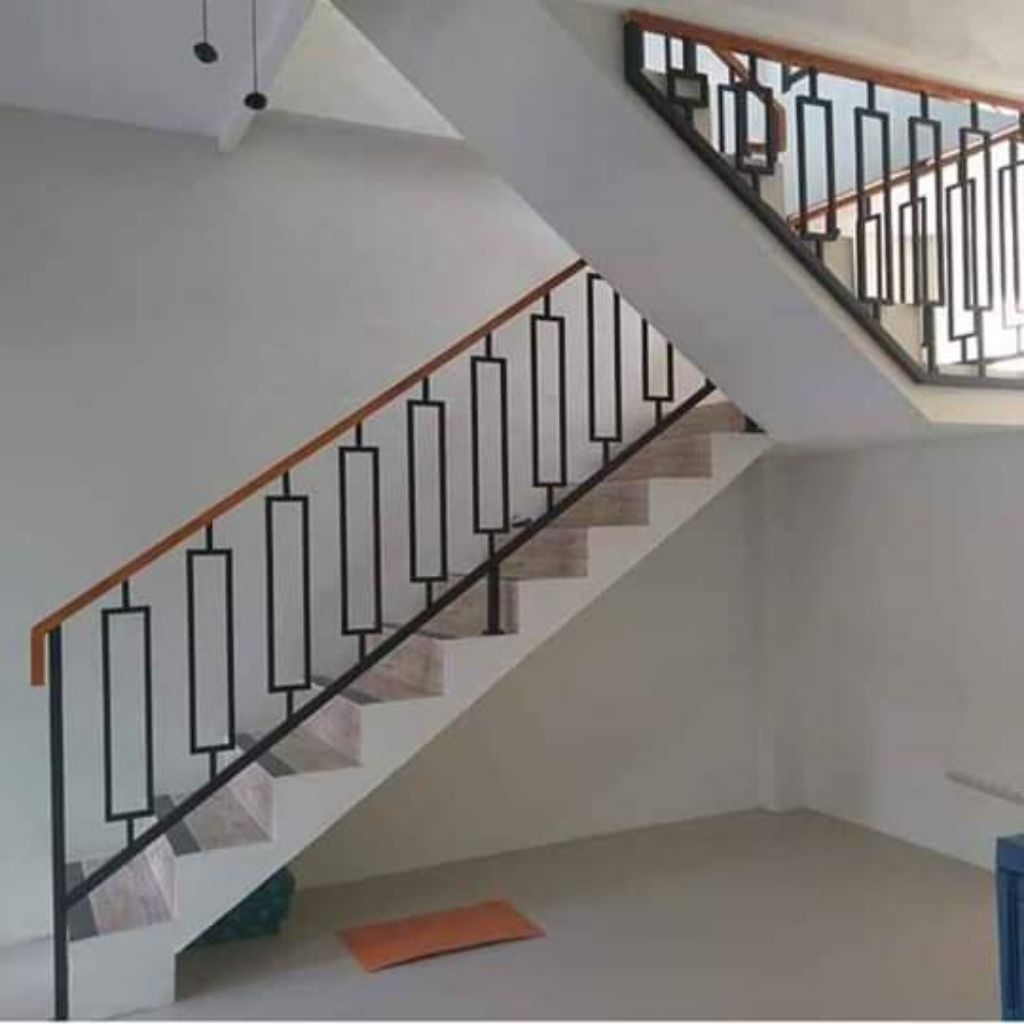 railing tangga besi pegangan kayu untuk pagar pengaman anak tangga dan balkon rumah dengan tampilan 