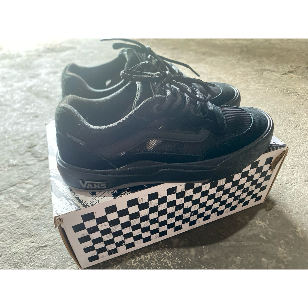 sepatu vans wayve hitam.