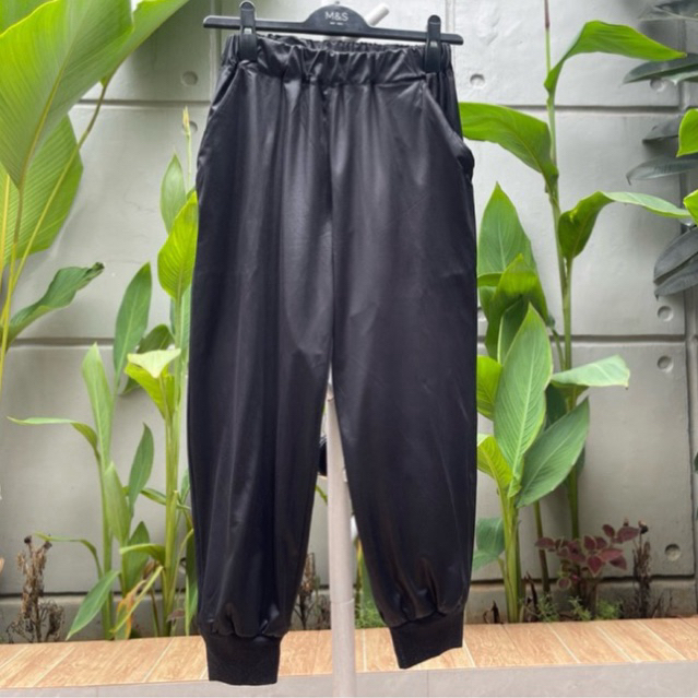 Celana Jogger Wanita Hitam Glossy seperti Celana Kulit