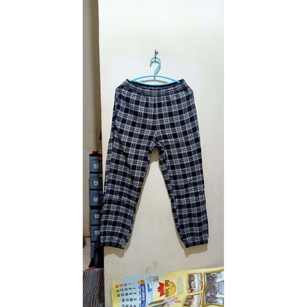 celana tartan UNIQLO
