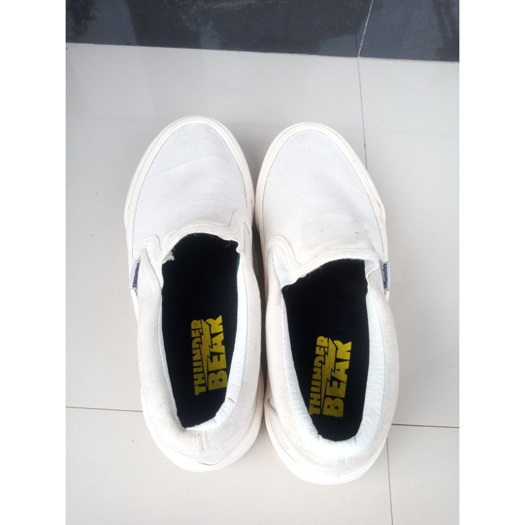 SEPATU THUNDER BEAR SLIP ON PUTIH BEKAS RASA BARU
