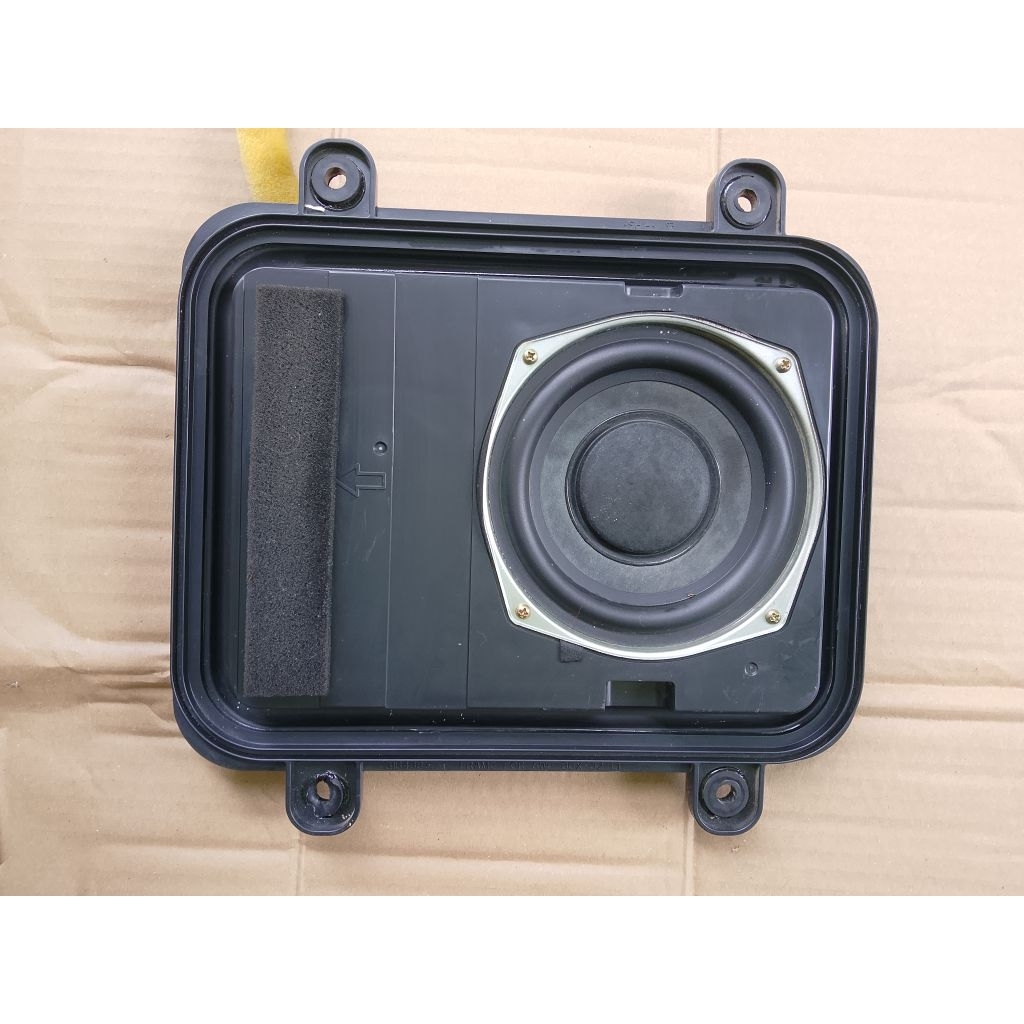 SUBWOFER POLYTRON BEKAS LED BODY SLIM