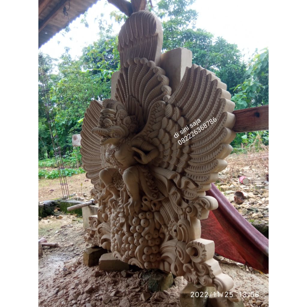 Ukiran batu alam Garuda wisnu kencana semi patung
