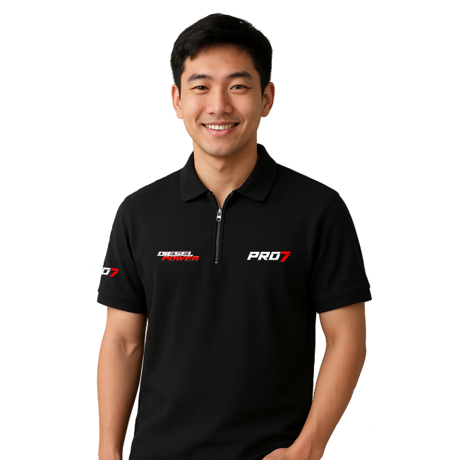 POLO SHIRT ZIPPER PRO7 DIESEL POWER Pria Hitam dengan Logo Pro7 Diesel Power di Belakang