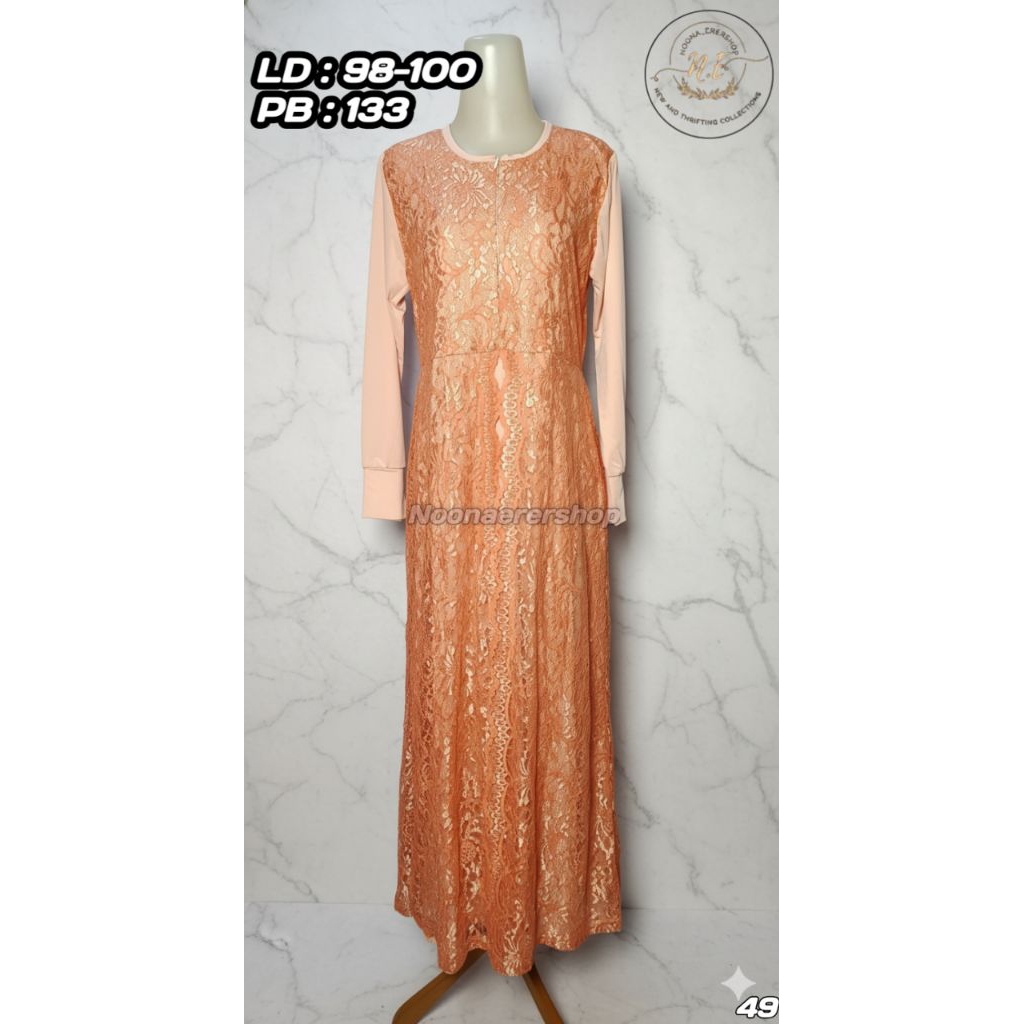 Gamis Brokat Peach Kombinasi Polos LD 98–100 PB 133