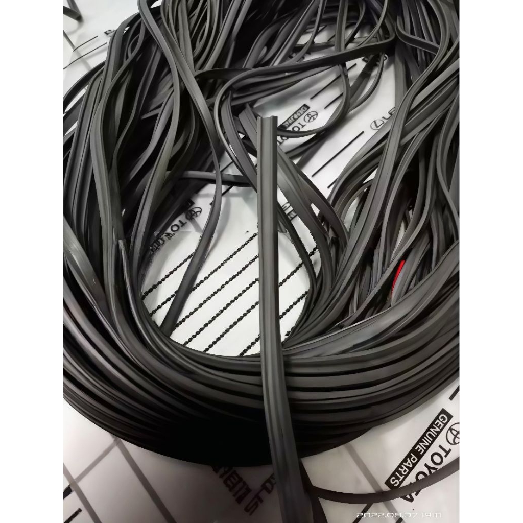 Karet bodykit INNOVA AVANZA abu² Original