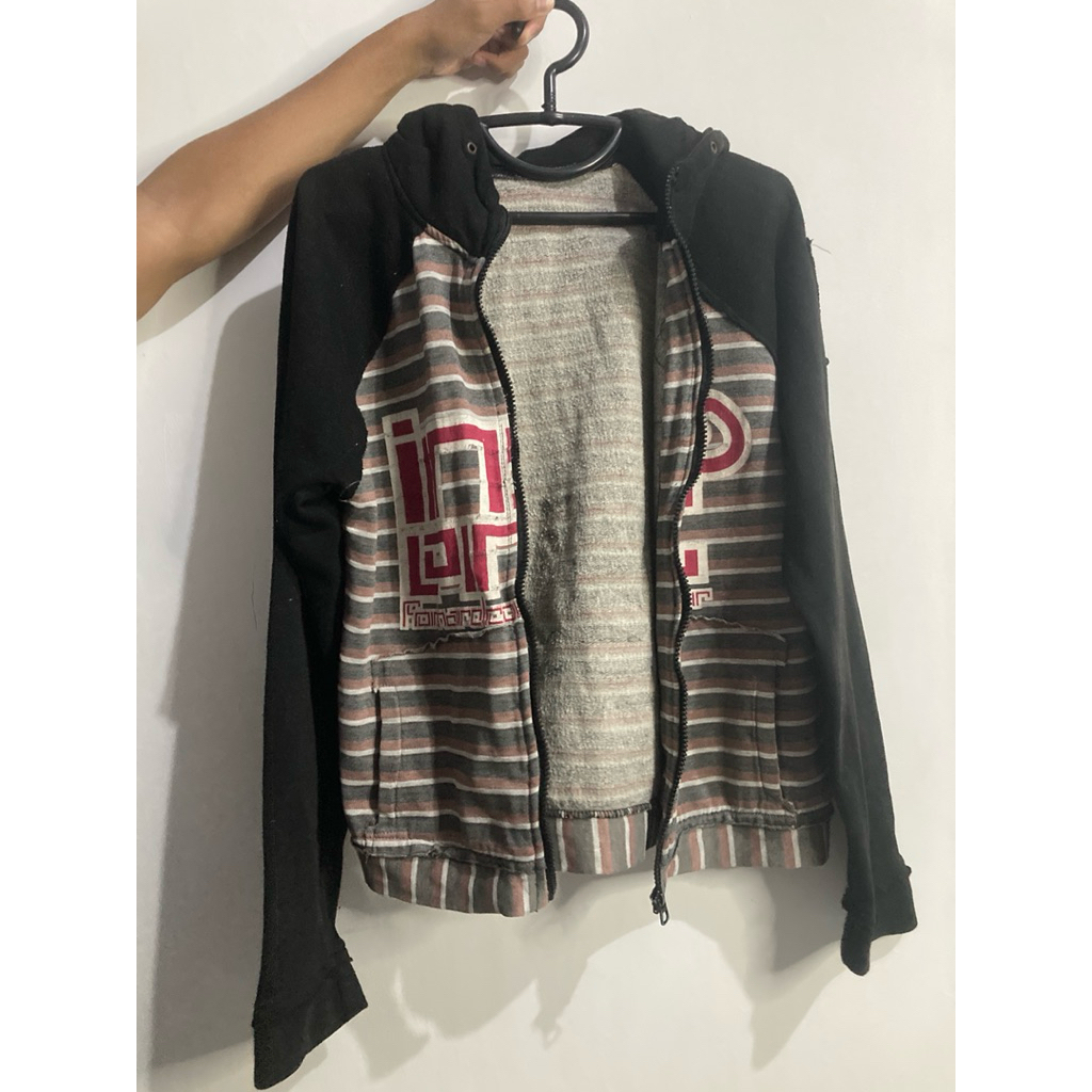 Preloved jaket hitam garis-garis abu putih