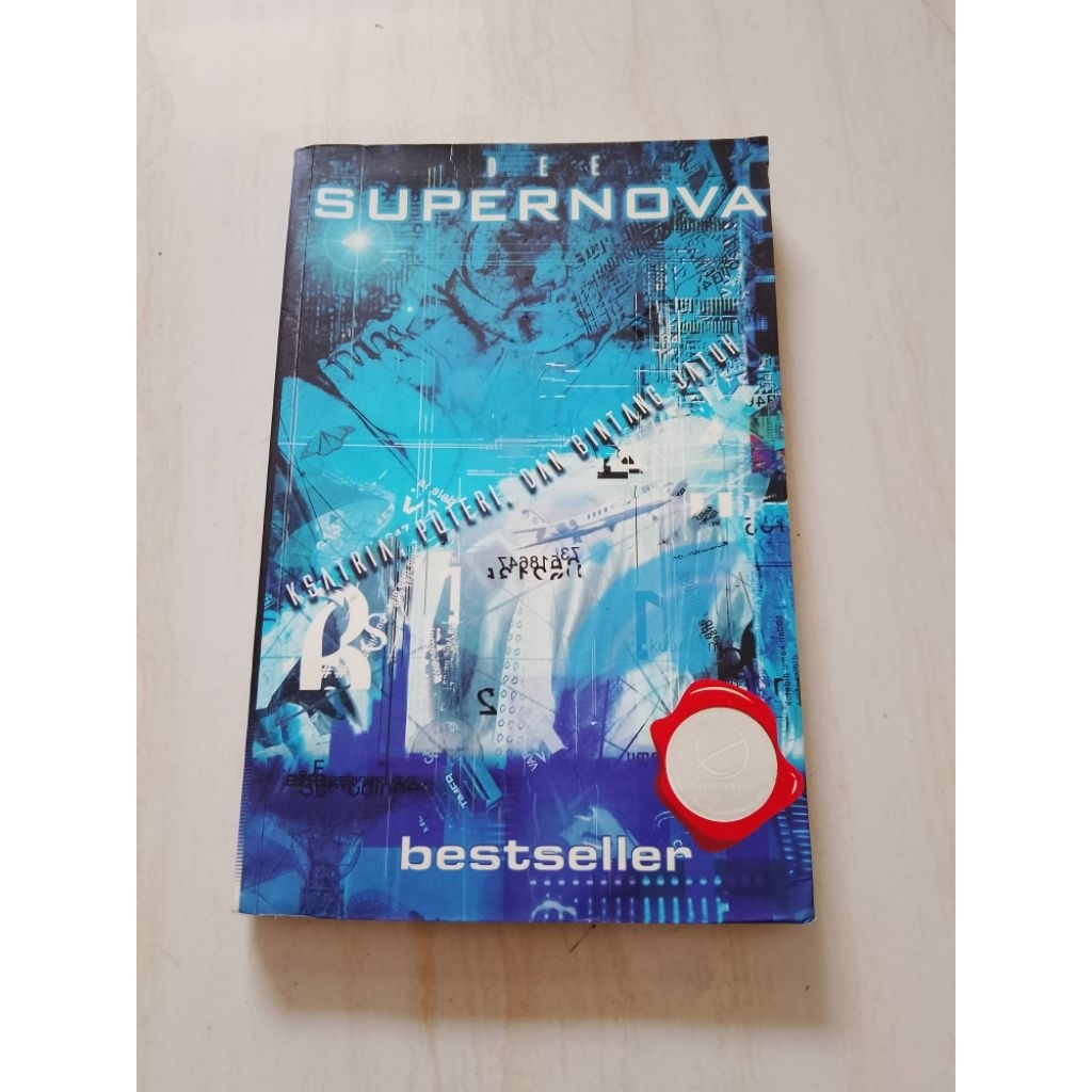 BUKU SUPERNOVA / KSATRIA PUTRI DAN BINTANG JATUH