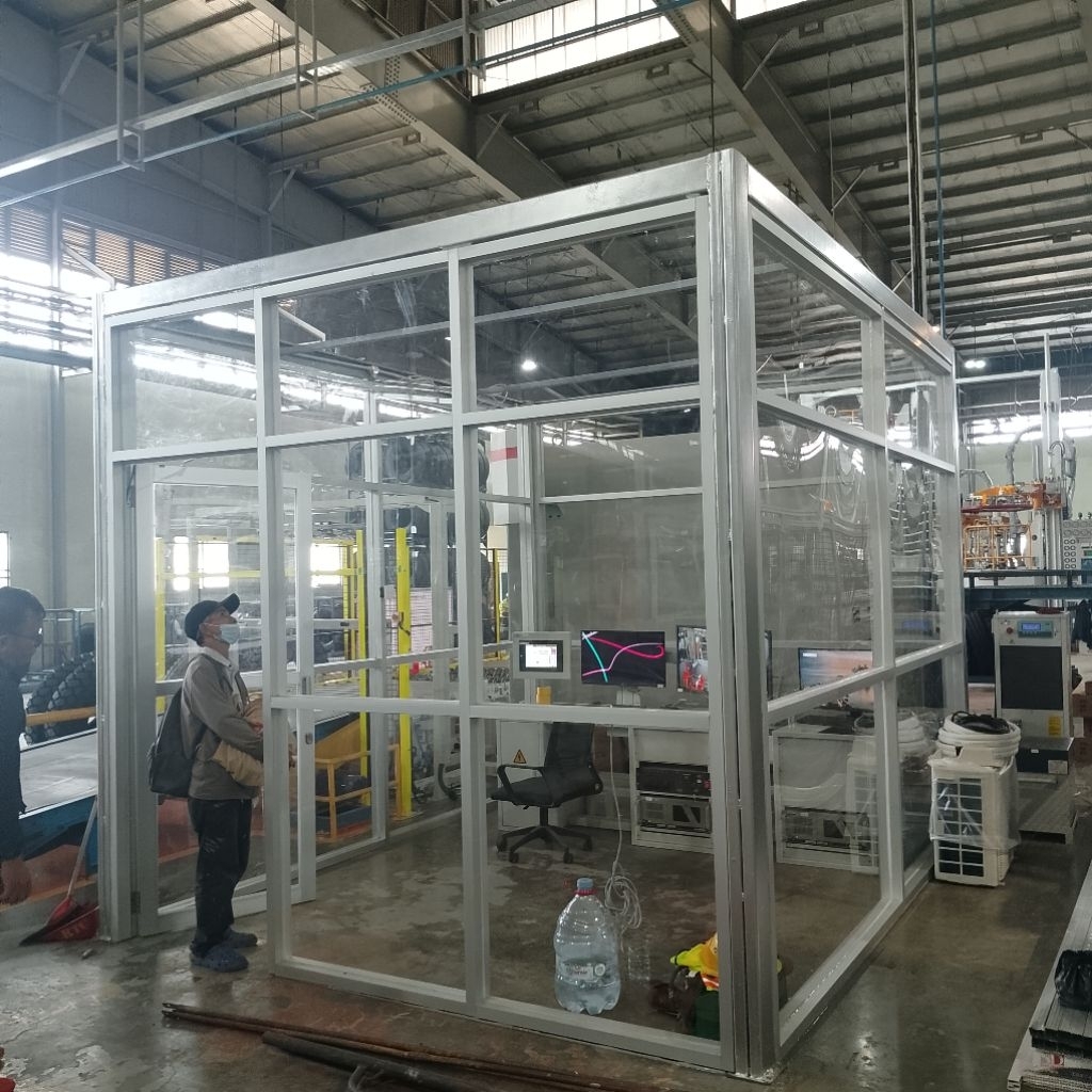 Partisi kaca sekat ruangan