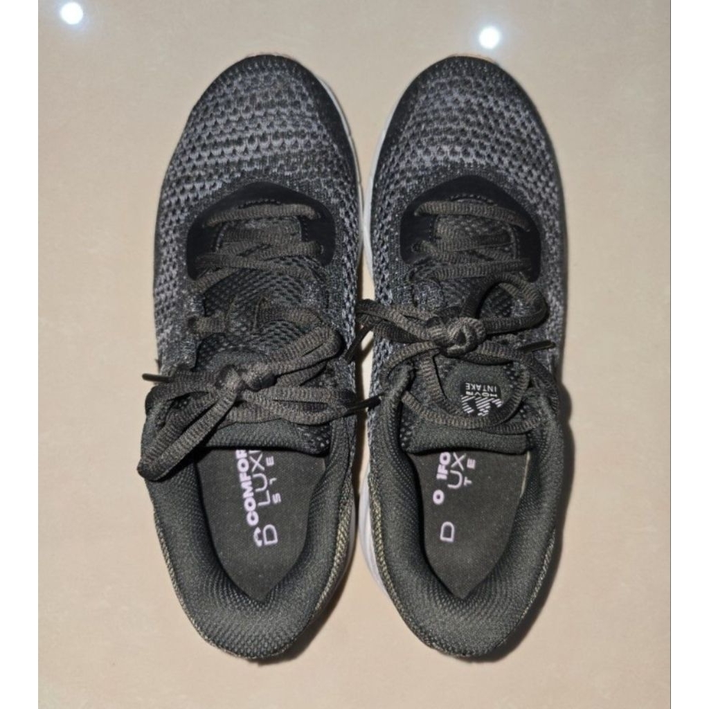 UnderArmour  HOVR Intake 6 running shoes