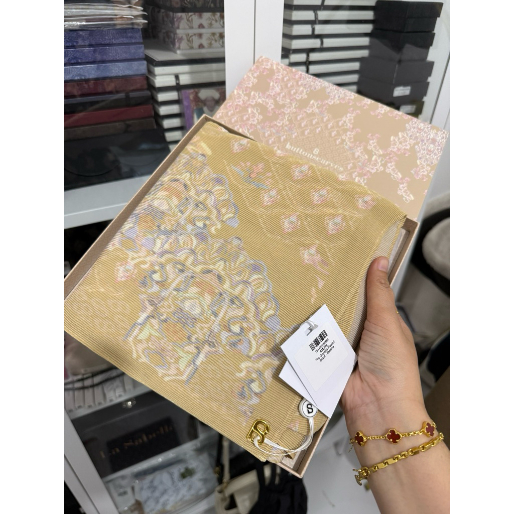 Buttonscarves Granada Pleated Shawl