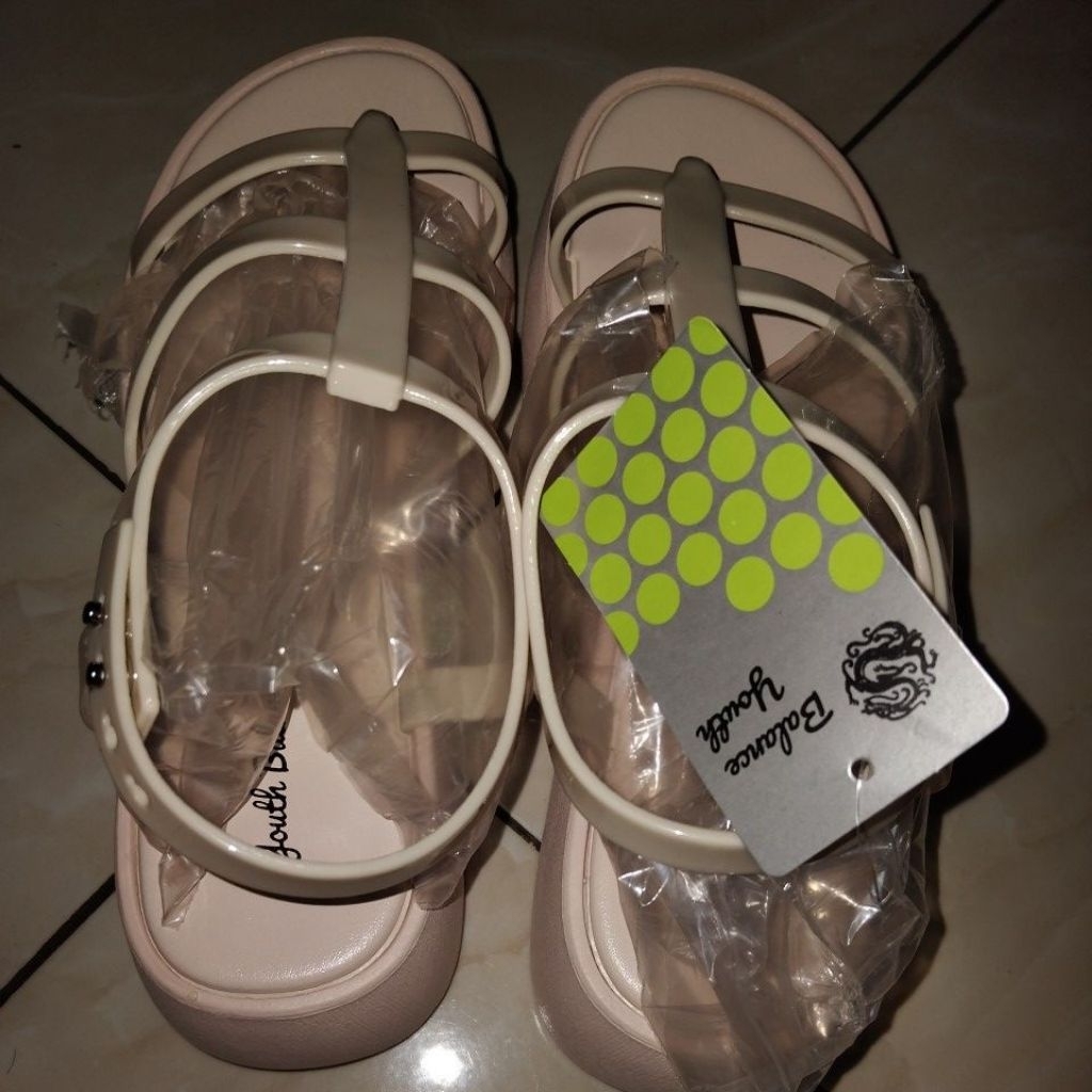Sepatu sandal wanita hak tinggi