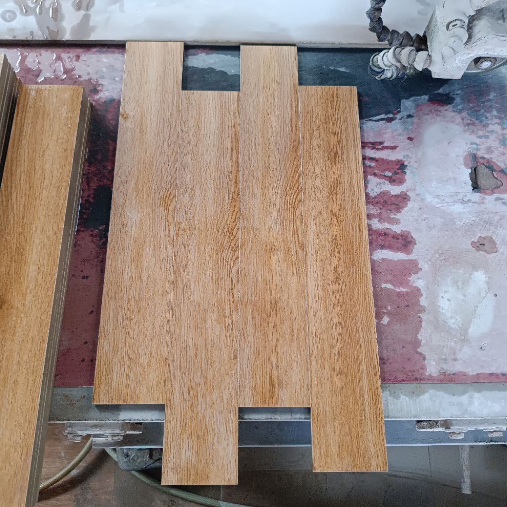 Granit lantai 15x60 motif kayu skinwood