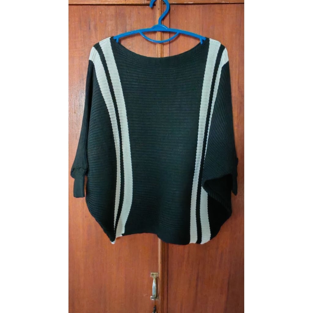 blouse rajut hitam garis Putih